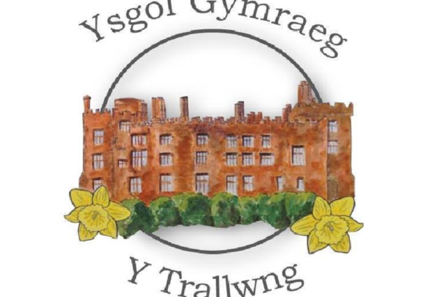 Logo Ysgol Gymraeg y Trallwng - ei henw a darlun o Gastell Powis