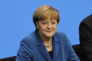 Llun pen ac ysgwydd o Angela Merkel mewn siaced las