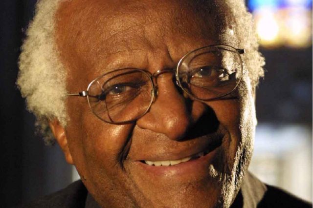 llun agos o wyneb Desmond Tutu