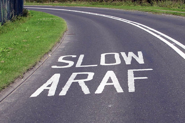 Arwydd 'Slow/Araf'