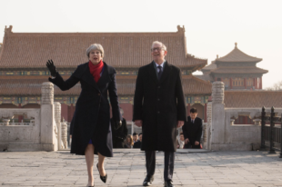Theresa May ai' gwr o flaen teml yn Beijing