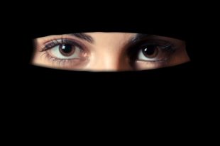 Menyw yn gwisgo'r Niqab
