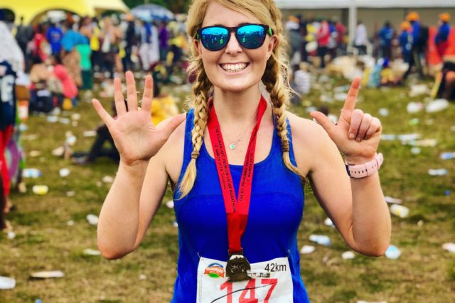 Laura Jones a redodd saith marathon mewn blwyddyn