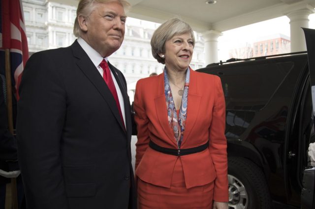 Donald Trump a Theresa May yn sefyll ochr yn ochr