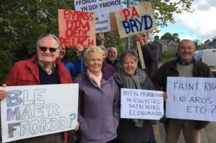 Protestwyr yn y Bontnewydd heddiw (dydd Llun, Ebrill 30)