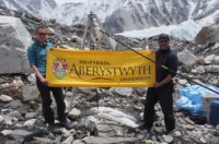 Katie Miles a’r Athro Bryn Hubbard, aelodau Prifysgol Aberystwyth o brosiect EverDrill, yn chwifio baner Aber ar safle rhif tri y tyllu ar rewlif Khumbu wrth droed Everest yn ystod taith 2017.