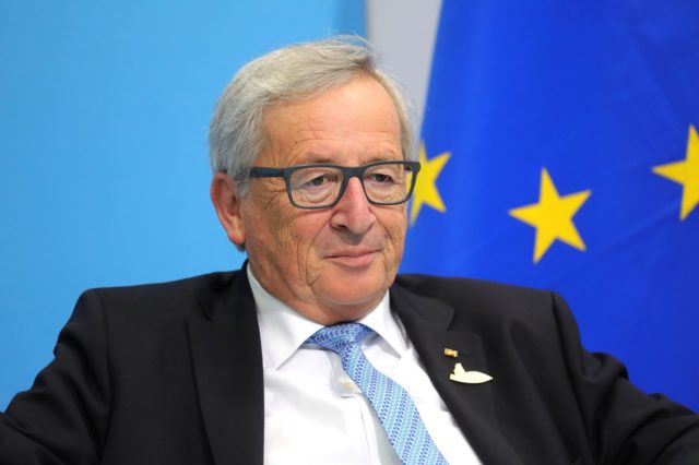 Pen ac ysgwydd o Jean-Claude Juncker