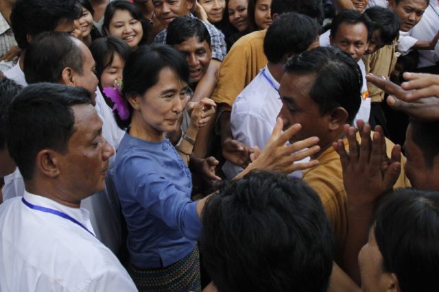 Aun San Suu Kyi ynghanol tyrfa o gefnogwyr