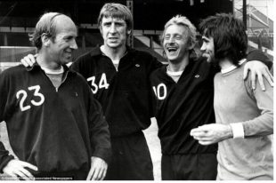 Wyn Davies (yr ail o’r chwith) yng nghwmni Bobby Charlton, Denis Law a George Best ar gae hyfforddi Manchester United.