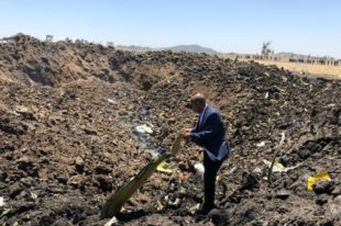 Prif weithredwr cwmni Ethiopian Airlines yn safle'r ddamwain awyren