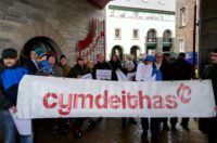 Protest canolfannau iaith Gwynedd