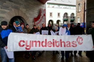 Protest canolfannau iaith Gwynedd