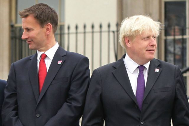 Jeremy Hunt, chwith, a Boris Johnson yn 2012