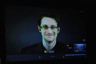 Edward Snowden yn siarad mewn cynhadledd yn 2015