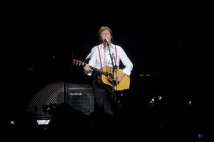 Syr Paul McCartney yn 2010
