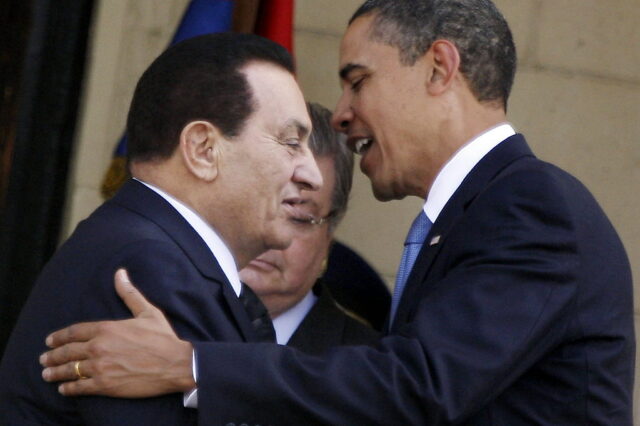 Hosni Mubarak (chwith) gyda Barack Obama