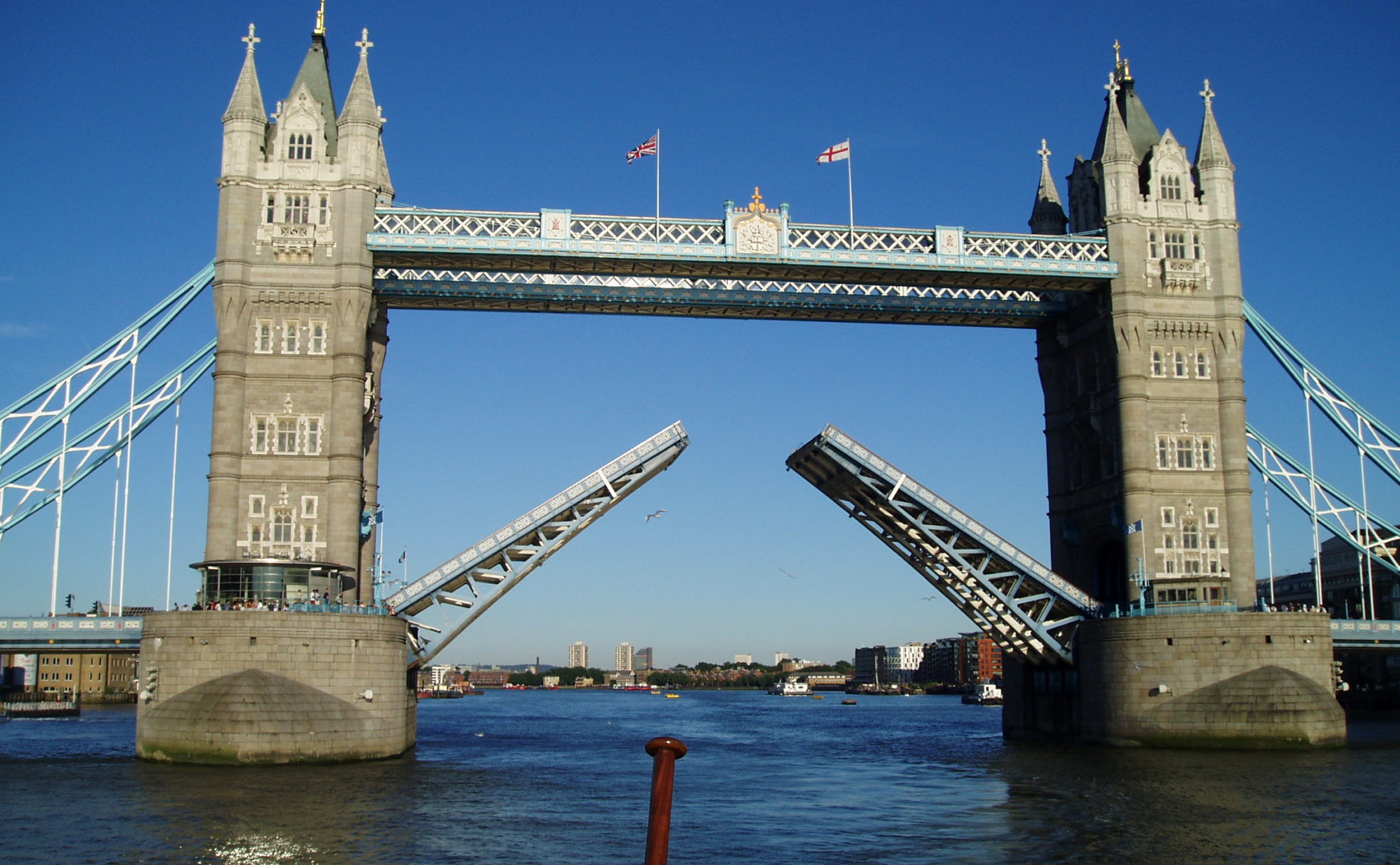 tower-bridge-yn-llundain-ynghau-i-gerbydau-o-hyd-yn-dilyn-nam-ar