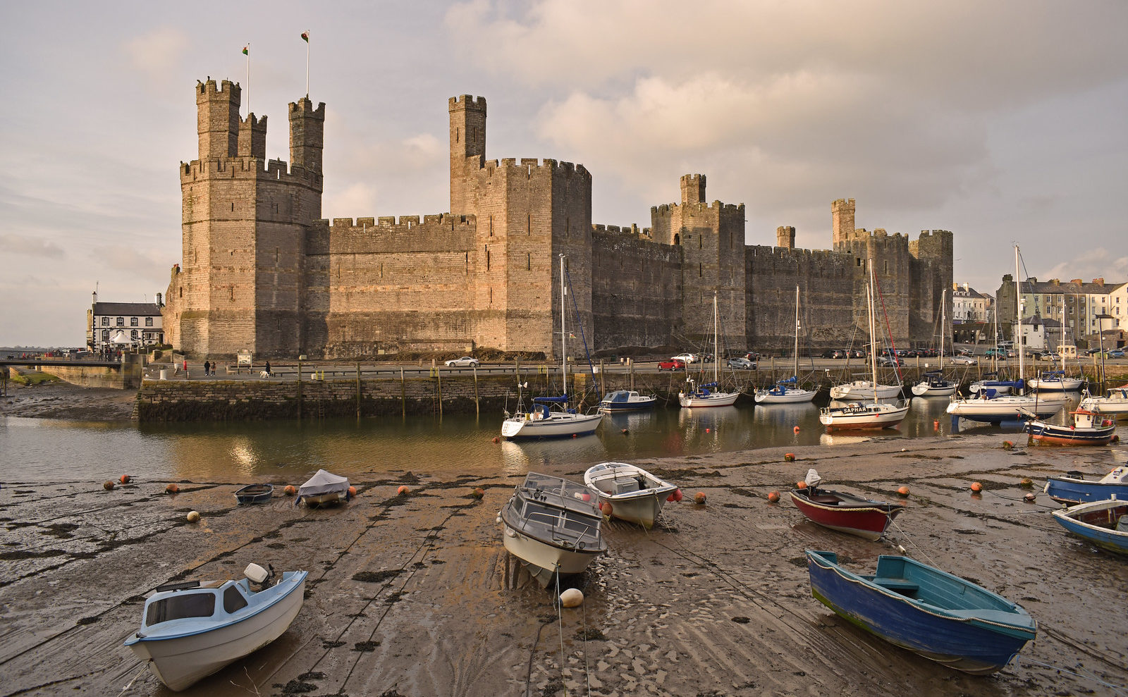 Poeni Y Gallai Caffi Newydd Yng Nghastell Caernarfon Ddwyn Cwsmeriaid 