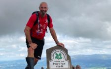 Matthew Maynard ar ben mynydd Pen-y-fan