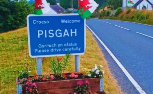 Arwyddbost Pisgah a baneri Cymru
