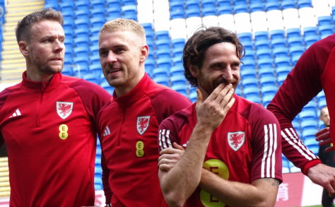 Chris Gunter, Aaron Ramsey yn chwerthin a Joe Allen yn cuddio'i geg