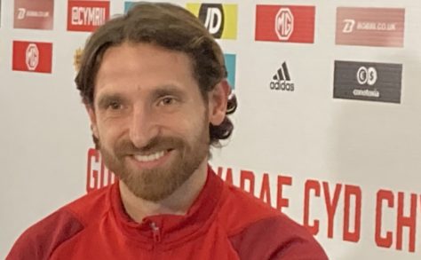 Joe Allen yn cael ei gyfweld