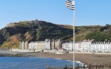 Baner Llydaw ar y prom yn Aberystwyth