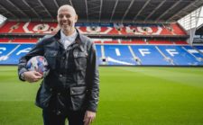 Jason Mohammad yn dal pêl o dan ei fraich yn Stadiwm Dinas Caerdydd