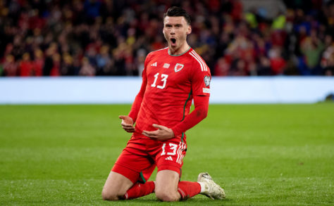 Kieffer Moore yn dathlu gôl yn erbyn Latfia