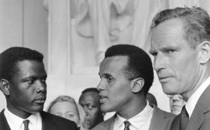 Harry Belafonte, yn y canol rhwng yr actorion Sidney Poitier a Charlton Heston