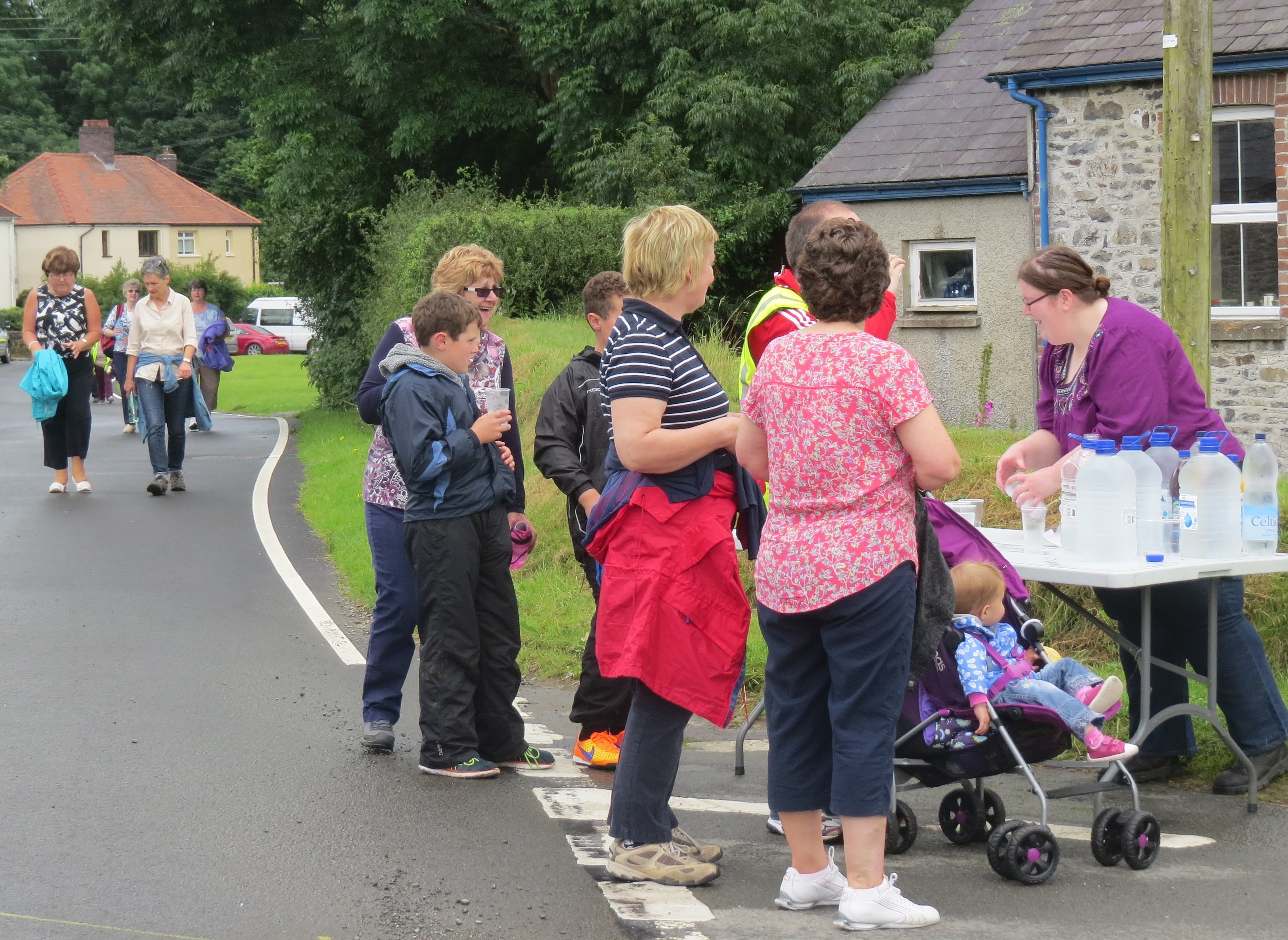 Y cerddwyr wedi aros yn Llanfair Clydogau