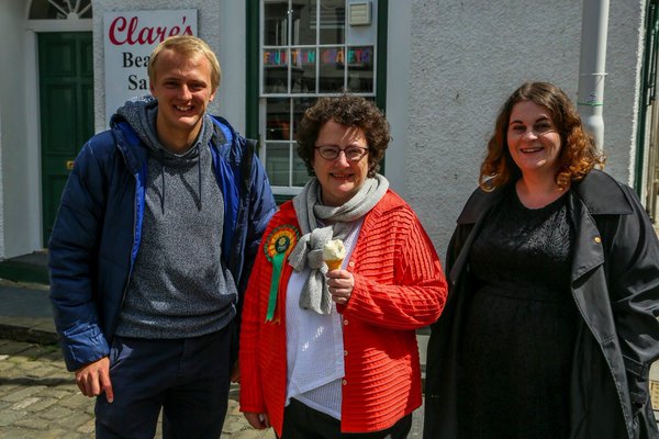 Elin Jones gyda Ben ac Elin yn ystod yr ymgyrch ddiweddar yn Llanbed. Llun: @ElinCeredigion