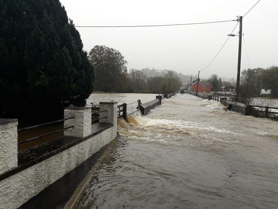 Llifogydd Highmead Terrace Llanybydder. Llun gan Linda Misby Sellick